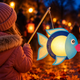 Blaue Fisch Laterne aus Papier mit glitzernden Flossen und pinkem Mund als kreative Bastelidee für Kinder zum Laternenumzug