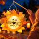 Leuchtende Löwen-Laterne aus Papier mit orange-goldener Mähne, die ein Kind am Laternenstab bei einem herbstlichen Laternenumzug trägt.