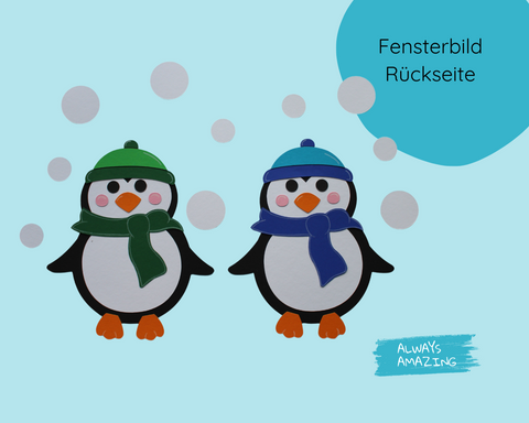 Rückseite des Pinguin-Fensterbild-Bastelsets mit zwei winterlichen Pinguinen in grünen und blauen Mützen und Schals, umgeben von Schneeflocken auf hellblauem Hintergrund.