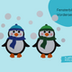 Vorderseite des Pinguin-Fensterbild-Bastelsets mit zwei Pinguinen in blauen und grünen Wintermützen auf hellblauem Hintergrund mit Schneeflocken.