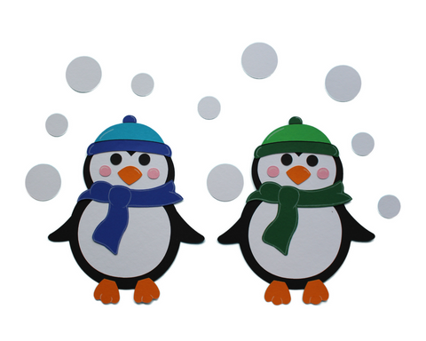 Zwei niedliche Pinguine mit blauen und grünen Mützen und Schals aus vorgestanztem Tonkarton als winterliches Fensterbild zum Basteln.